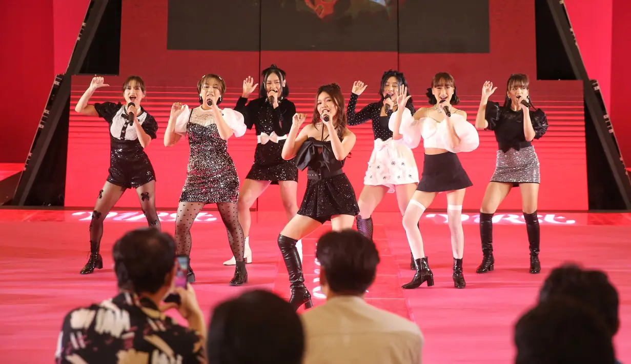 <p>V1RST Debut Performance (foto: Adrian Utama Putra)</p>