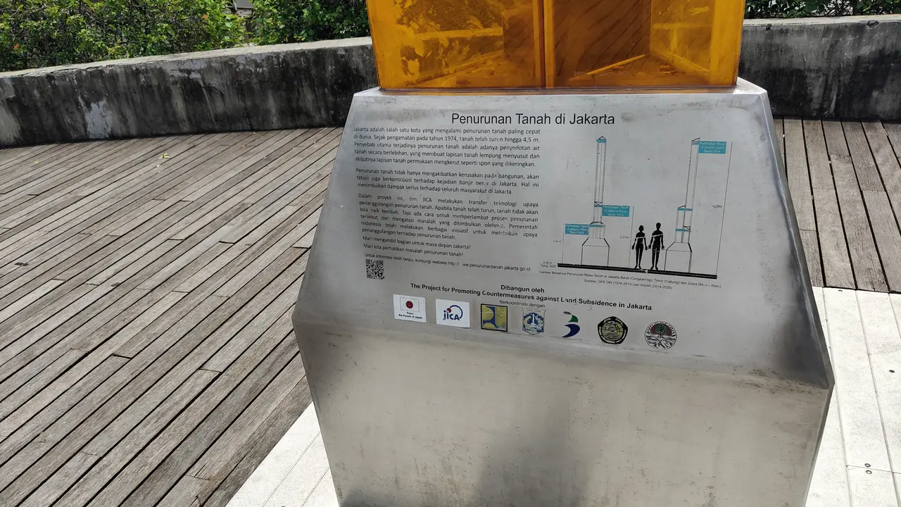 Tugu Penurunan Muka Tanah di sisi Jembatan Kali Besar, Kelurahan Pinangsia, Kecamatan Taman Sari, Jakarta Barat. (Liputan6/Rio Ferdinand)