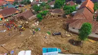 Sisa kerusakan akibat banjir bandang Garut.