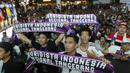Suporter Real Madrid menyaksikan laga El Clasico antara Barcelona melawan Real Madrid saat nobar di Summarecon Mal Serpong, Sabtu (23/12/2017). Barcelona menang 3-0 atas Real Madrid. (Bola.com/M Iqbal Ichsan)