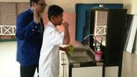 Personal Hygiene Smart Box diciptakan sekelompok mahasiswa UNY untuk membantu siswa tunagrahita belajar kebersihan diri (Liputan6.com/Switzy Sabandar)