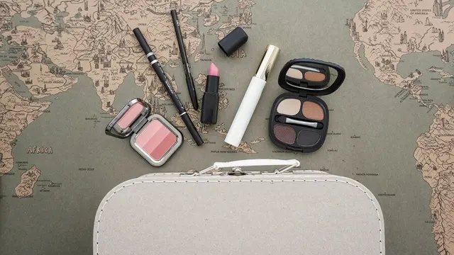 Rekomendasi Skincare dan Makeup Lokal Kemasan Travel Friendly untuk liburan. Dok. Shopee