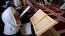 Para jemaah Masjid Agung Sanaa, Yaman bertadarus menggunakan Alquran berukuran besar. (MOHAMMED HUWAIS/AFP)