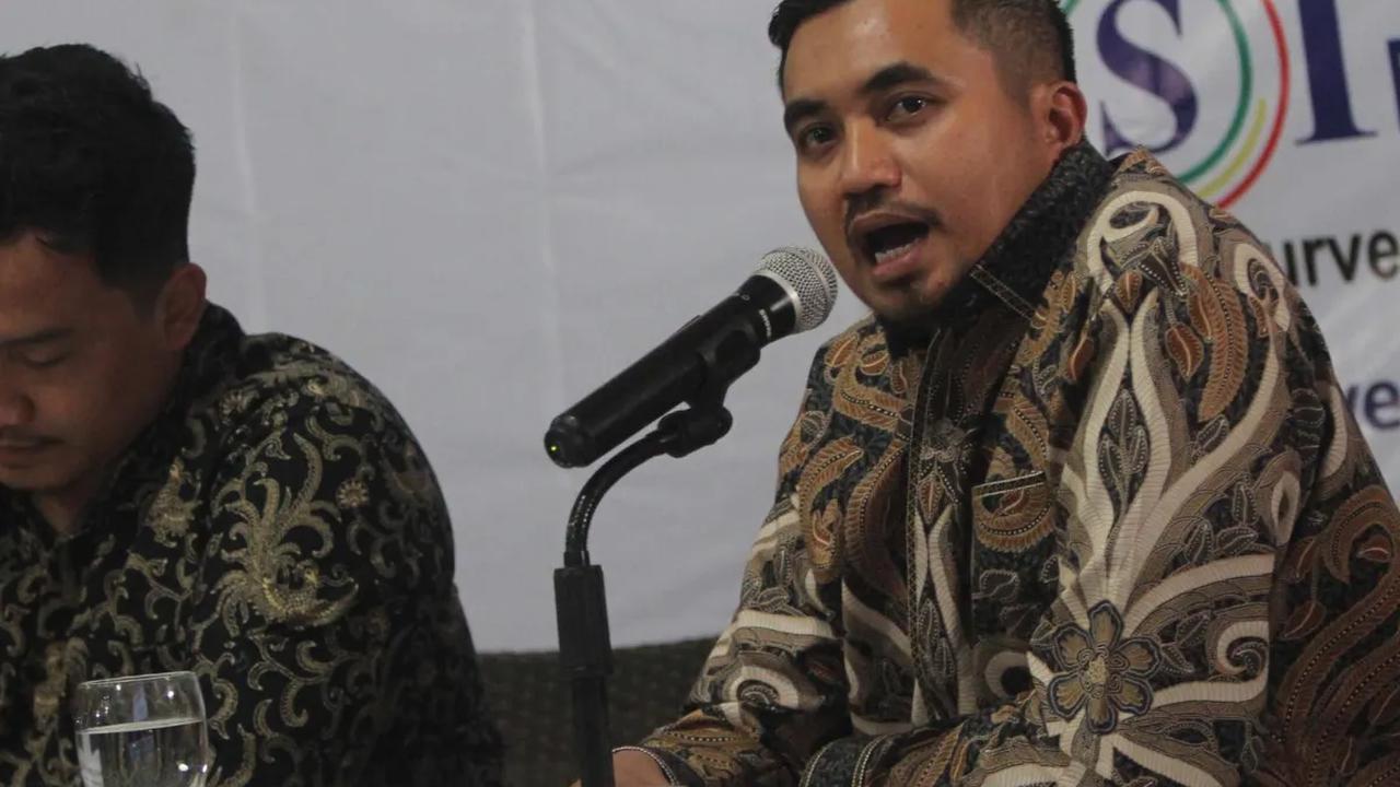 Peneliti dari Lembaga Survei Indonesia (LSI) Denny JA, Adjie Alfaraby saat memaparkan hasil survei dengan mengambil tema '90 Hari Menuju Pilpres: Yang Meroket dan Yang Terjungkal' di Jakarta, Senin (20/22/2023).
