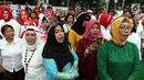 Relawan Indonesia Bersatu saat menggelar aksi potong tumpeng di depan Istana Negara, Jakarta, Jumat (5/7/2019). Aksi tersebut merupakan syukuran atas terpilihnya Joko Widodo atau Jokowi sebagai Presiden RI untuk kedua kalinya. (Liputan6.com/JohanTallo)