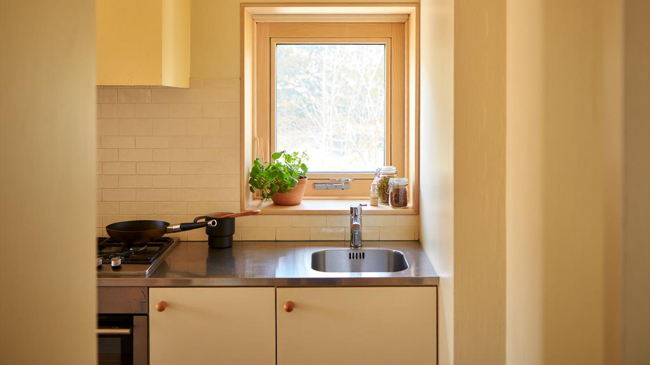 Desain Jendela Kecil untuk Dapur Sederhana (AI)