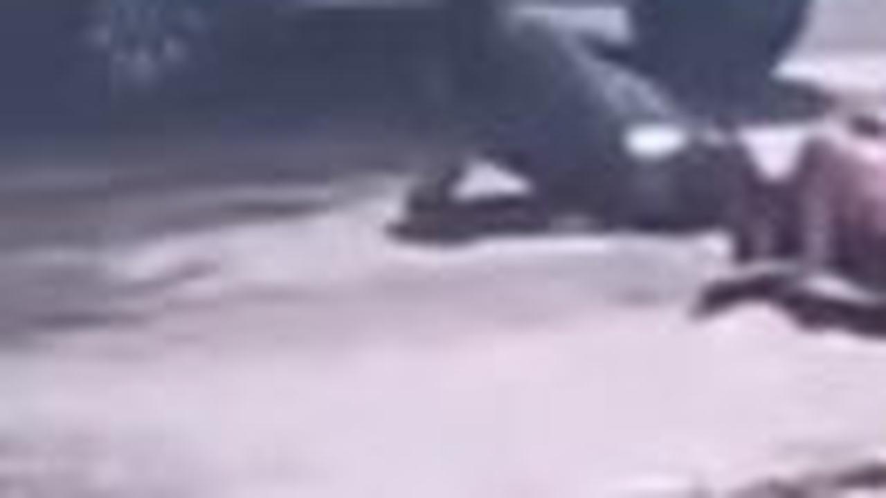 "Pengendara motor kecelakaan tunggal tepat di depan rombongan pejabat yang lewat," demikian dikutip dari keterangan video.