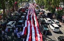 FOTO: Aksi Pelajar Surabaya Bentangkan Merah Putih Hampir 15 Kilometer