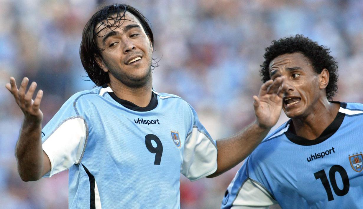 Kisah pahit juga pernah dialami Uruguay saat kualifikasi Piala Dunia 2006. Setelah memenangkan laga kandang 1-0 atas Australia, La Celeste ditahan imbang saat bertandang ke Sydney. Laga yang harus diselesaikan lewat adu penalti akhirnya dimenangkan oleh Australia dengan skor 4-2. (AFP/Miguel Rojo)