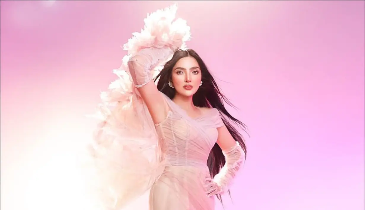 Menampillkan dress mermaid baby pink berlapis tulle dengan embellishment kelopak bunga yang dreamy [@ashanty_ash]