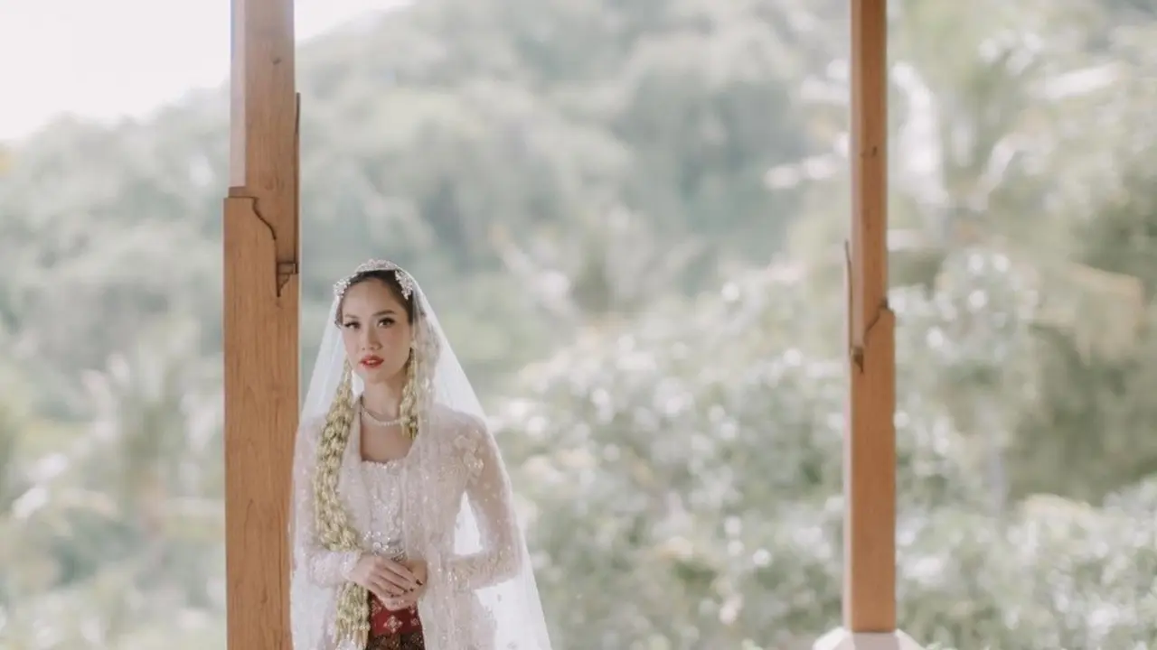 Pesona Bunga Citra Lestari dalam Balutan Kebaya Nasional