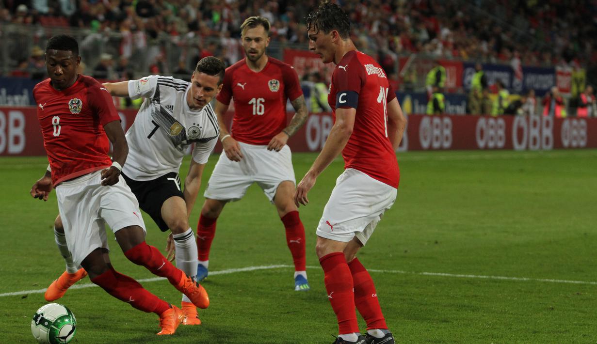 Gelandang Jerman, Julian Draxler, berusaha merebut bola dari para pemain Austria pada laga persahabatan di Stadion Woerthersee, Klagenfurt, Sabtu (2/6/2018). Austria menang 2-1 atas Jerman. (Bola.com/Reza Khomaini)