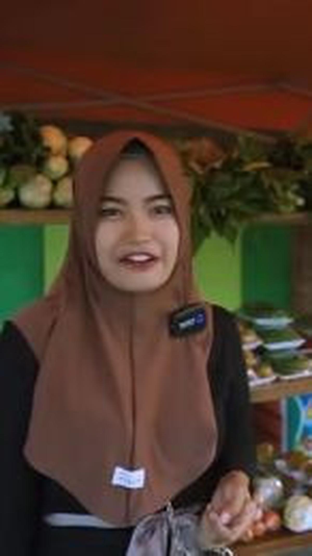 "Dulu awalnya saya jualan es cokelat. Tapi lama-lama pas ga viral, omzetnya menurun dan terus kita mikir bagaimana menghabiskan waktu 3 jam dengan omzet yang maksimal," ungkapnya.