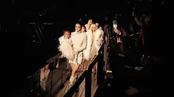 North West, Kendall Jenner, Kourtney Kardashian, Kim Kardashian, Khloe Kardashian dan Kylie Jenner ketika menghadiri Kanye West Yeezy Season 3 di Madison Square Garden, New York, Kamis (11/2). (Dimitrios Kambouris/Getty Images untuk Yeezy Season 3 /AFP)