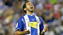Reaksi kekecewaan dari striker Espanyol, Raul Tamudo, dalam laga persahabatan kontra Liverpool di stadion baru milik Espanyol, Cornella-El Prat pada 2 Agustus 2009. AFP PHOTO/JOSEP LAGO