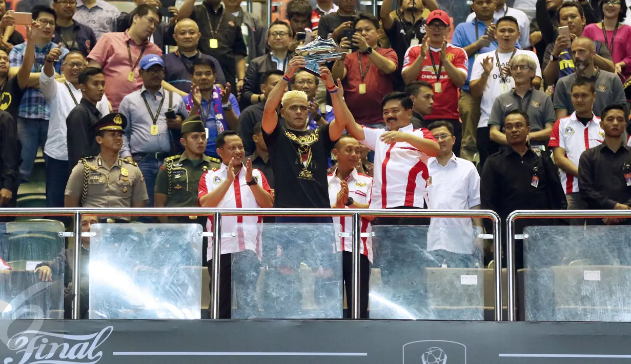 Penyerang Arema FC, Cristian Gonzales mengangkat trofi pencetak gol terbanyak usai laga final di Stadion Pakansari, Kab Bogor, Minggu (12/3). Arema menang 5-1 dan merengkuh trofi Piala Presiden. (Liputan6.com/Helmi Fithriansyah) 