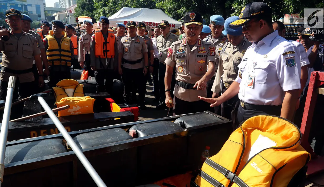 Gubernur DKI Jakarta, Anies Baswedan bersama Kapolda Metro Jaya, Idham Azis mengecek peralatan untuk tanggap banjir pada apel Kesiapan Tanggap Musim Penghujan Tahun 2018-2019 di Polda Metro Jaya, Jumat (16/11). (Liputan6.com/Johan Tallo)