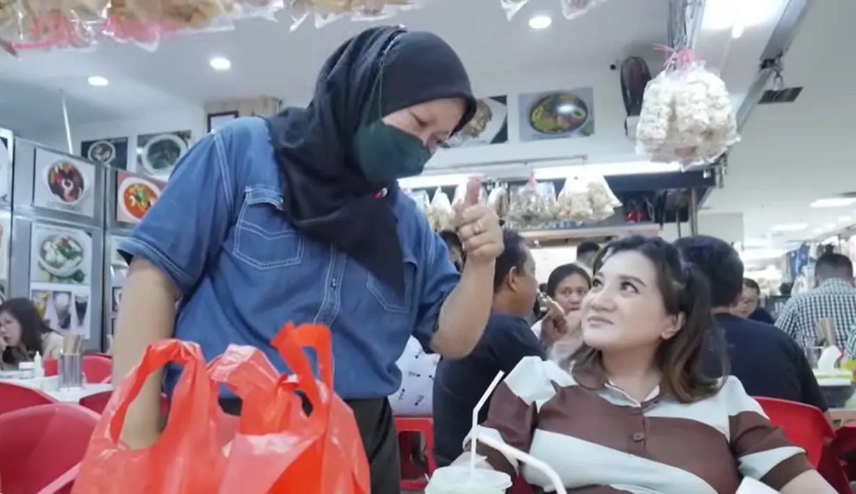 Saat menanti sang suami mencari barang elektronik, ada seorang ibu yang mengelus perut Kiki Amalia. Selain mendoakan baik, juga menebak anak yang dalam perutnya berjenis perempuan. [Youtube/Kiki Amalia]