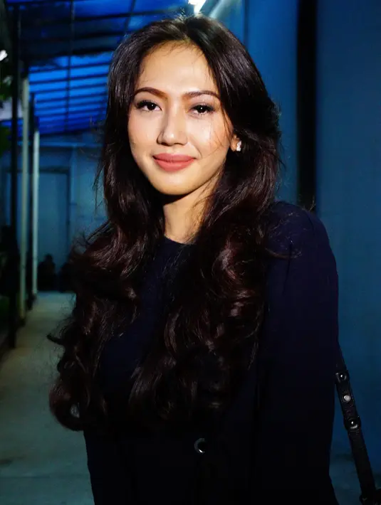 "Oiya papa kemarin sempet sakit diabetes, gulanya naik sampai 500/600. Sempat dibawa ke dokter cuma abis itu yaudah karena papa sering naik gitu kalau udah dikasih obat, ya nggak papa," ucap Suci Patia di Tendean, Rabu (18/10). (Nurwahyunan/Bintang.com)