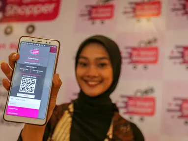 Model menunjukkan aplikasi My Smart Shopper ID Offline saat peluncuran di Jakarta, Jumat (22/6/2019). Aplikasi yang berbasis di Malaysia mulai melakukan ekspansi ke Indonesia sebagai solusi belanja ritel dalam bisnis e commerce. (Liputan6.com/Fery Pradolo)