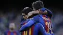 Pemain FC Barcelona, Luis Suarez (tengah) merayakan gol bersama rekan - rekannya saat melawan Las Palmas pada laga La Liga di Camp Nou, Barcelona (14/1/2017). Barcelona menang 5-0. (AP/Manu Fernandez)