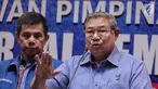 Ketua Umum Partai Demokrat Susilo Bambang Yudhoyono (tengah) menyampaikan keterangan di DPP Demokrat, Jakarta, Senin (30/10). Keterangan tersebut terkait revisi UU Ormas yang akan diajukan Partai Demokrat. (Liputan6.com/Faizal Fanani)