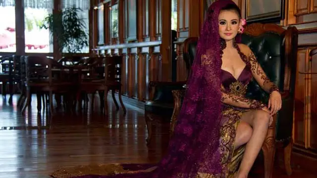 Artis-artis Ini Berposes Seksi Saat Pre Wedding