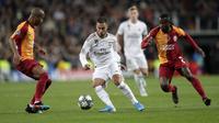 Gelandang Real Madrid, Eden Hazard berusaha melewati dua pemain Galatasaray pada pertandingan Grup A Liga Champions di stadion Santiago Bernabeu, Spanyol (6/11/2019). Madrid menang telak 6-0 atas Galatasaray. (AP Photo/Bernat Armangue)