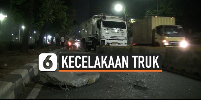 VIDEO: Sopir Mengantuk Dump Truk Tabrak Separator Transjakarta