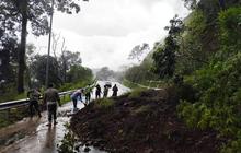 Petugas Gabungan Bersihkan Material Longsor Lombok Timur, Akses Wisata Kembali Dibuka
