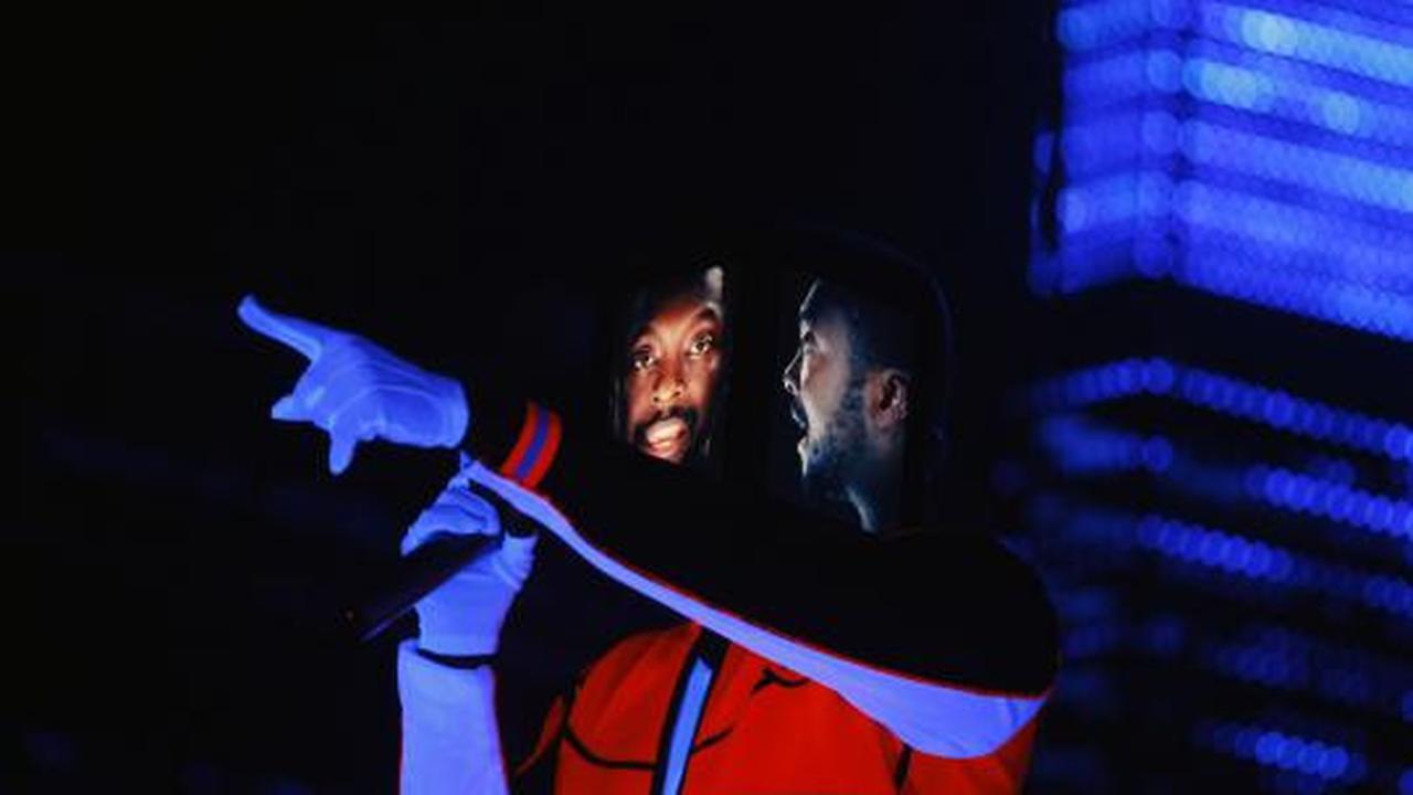 Will.I.am sulap iPad jadi topeng hidup