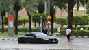 Sementara, banjir telah menutup sejumlah ruas jalan dan rumah serta mengganggu transportasi umum. (Giuseppe CACACE/AFP)