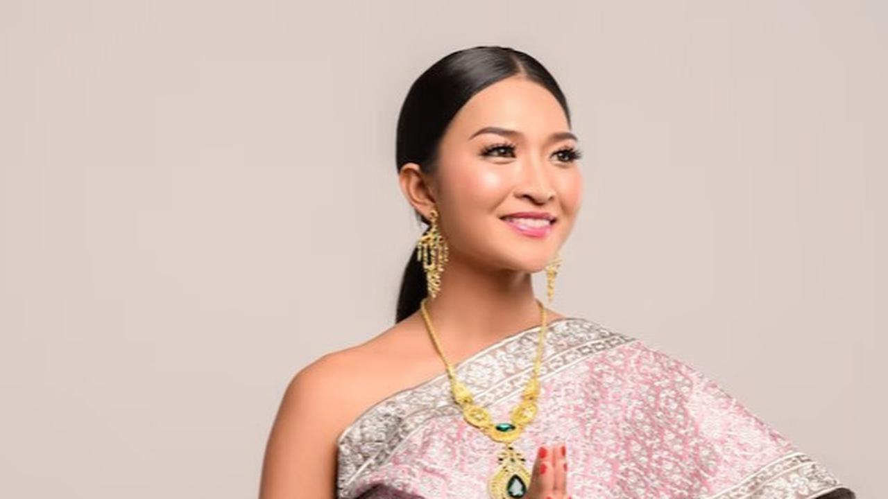 Ilustrasi Baju Adat yang Dilengkapi dengan Aksesoris