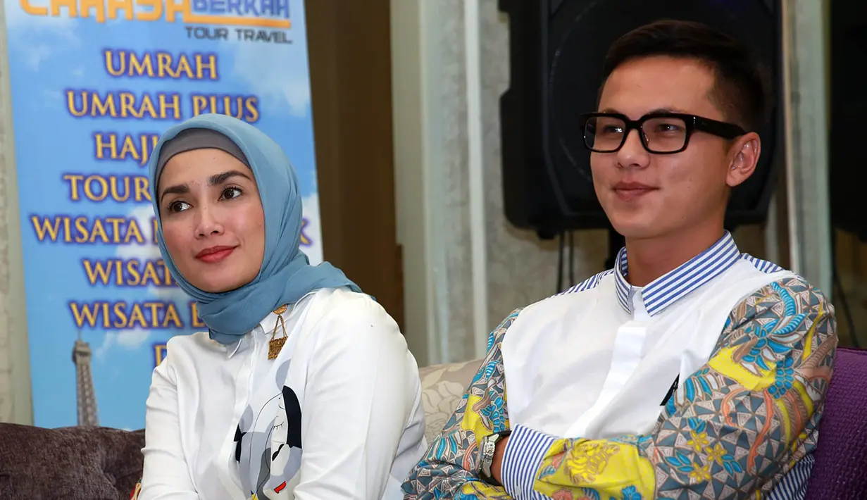 Persiapan fisik dan mental pun dilakukan, aktris cantik beserta suaminya ini telah mengetahui apa saja yang harus dilakukan selama perjalanan umroh, hal  ini memang karena mereka telah melakukan ibadah umroh sebelumnya. (Deki Prayoga/Bintang.com)