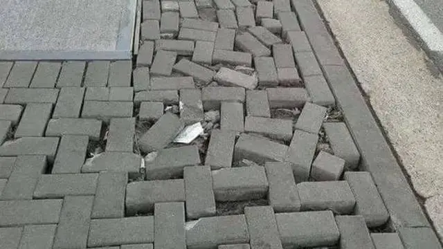 8 Potret Nyeleneh Tukang Pasang Paving di Jalan Ini Bikin Heran