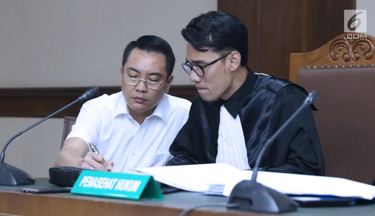 Terdakwa dugaan suap proyek Bakamla, Fayakhun Andriadi (kiri) saat menjalani sidang lanjutan di Pengadilan Tipikor, Jakarta, Rabu (19/9). Sidang mendengar keterangan saksi Irvanto Hendra Pambudi, (Liputan6.com/Helmi Fithriansyah)