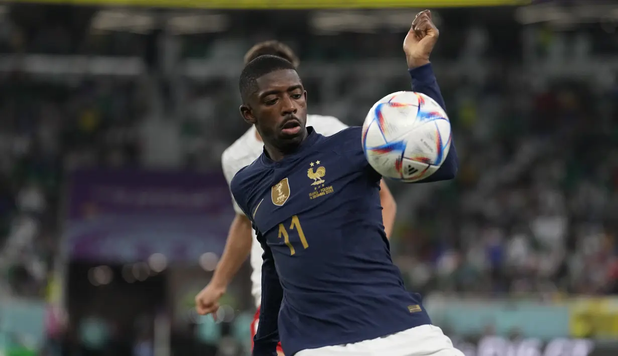 Ousmane Dembele. Sayap kanan Timnas Prancis berusia 25 tahun yang telah membela Barcelona sejak awal musim 2017/2018 ini selalu tampil dalam 4 laga Les Bleus di Piala Dunia 2022. Tiga kali menjadi starter, ia hanya sekali dimainkan sebagai pemain pengganti saat kalah 0-1 dari Tunisia pada matchday terakhir fase grup. Dua assist berhasil disumbangkannya, yaitu masing-masing pada matchday pertama saat menang 4-1 atas Australia dan saat menang 3-1 atas Polandia di babak 16 besar. (AP/Moises Castillo)