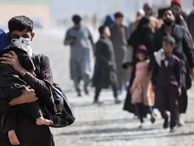 Pengungsi Afghanistan berjalan kaki untuk menyeberangi perbatasan Torkham Pakistan-Afghanistan pada tanggal 2 November 2023. (Farooq Naeem/AFP)