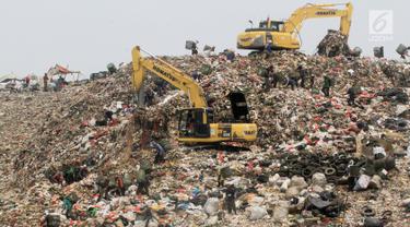 Alat berat mengeruk sampah di TPST Bantar Gebang, Bekasi, Jawa Barat, Senin (18/3). Memasuki usianya yang ke 30 tahun, TPST Bantar Gebang tinggal memiliki kapasitas 10 juta ton lagi. (merdeka.com/Arie Basuki)