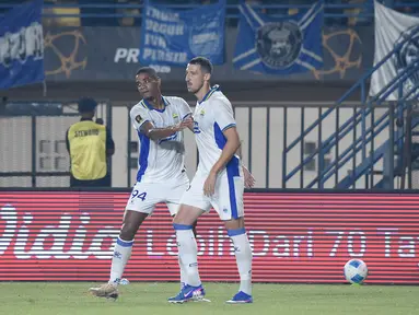 Dua pemain asing Persib Bandung, Balsa Sekulic (kanan) dan Uilliam Barros (kiri) merayakan gol tunggal yang membawa Maung Bandung mengalahkan DPMM FC Brunei Darussalam pada laga kedua Grup A Piala Presiden 2026 di Stadion Si Jalak Harupat, Soreang, Kabupaten Bandung, Selasa (28/7/2026). Gol perdana Balsa Sekulic pada menit ke-74 memastikan kemenangan 1-0 sekaligus mengantar Persib meraih kemenangan kedua beruntun dan mengunci tiket ke babak semifinal. (Bola.com/Erwin Snaz)