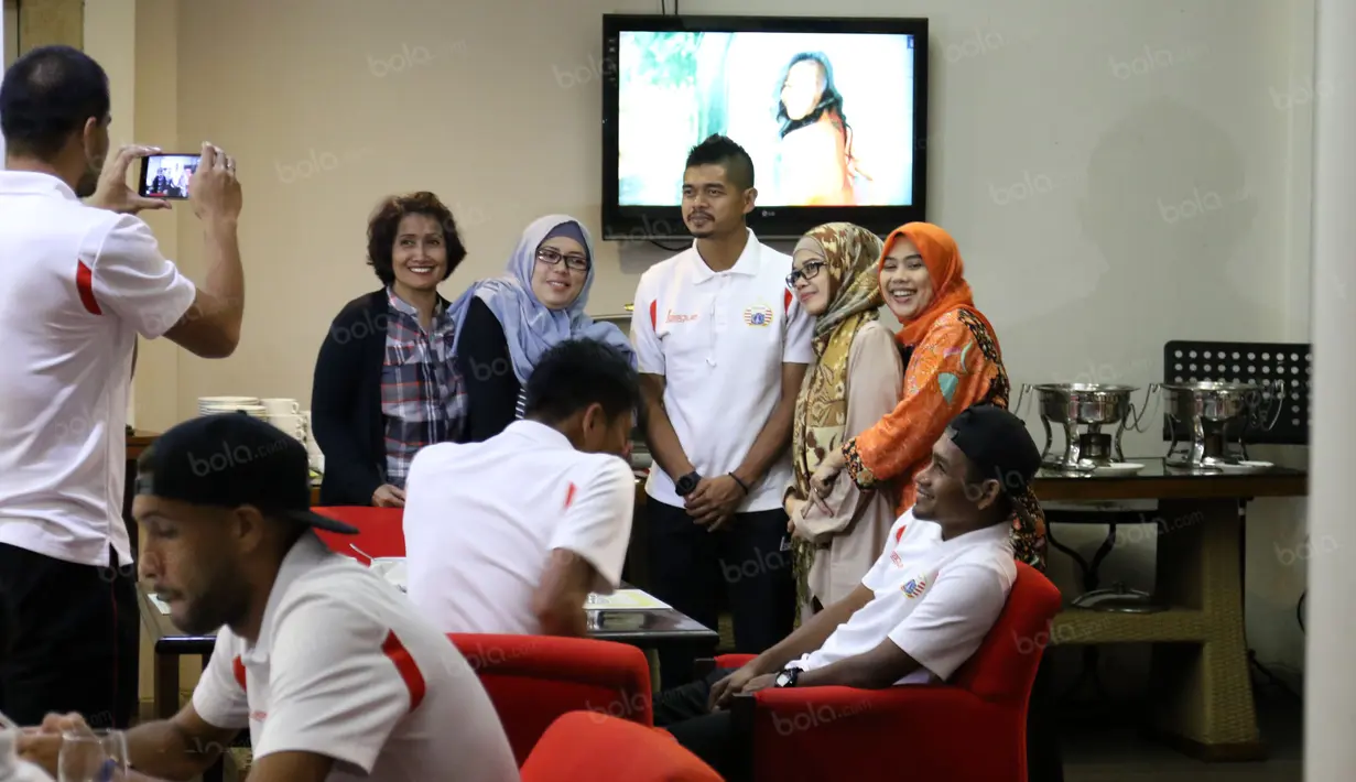 Ibu-Ibu rebutan foto bareng Bambang Pamungkas dan Andritany menjadi fotografernya di Bandung, Jumat (15/7/2016). (Bola.com/Nicklas Hanoatubun)