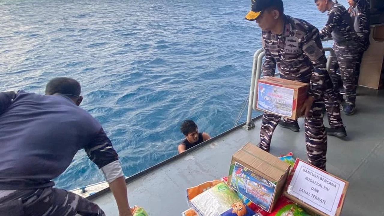 FOTO: KRI Dorang Salurkan Bantuan ke Desa Terisolasi Halmahera Barat