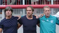 JoachimLow (kiri) bersama dua asistennya kecewa dengan penampilan para pemainnya saat beruji coba kontra Austria di Stadion Woerthersee, Sabtu (2/6/2018) malam waktu setempat. (Bola.com / Reza Khomaini)