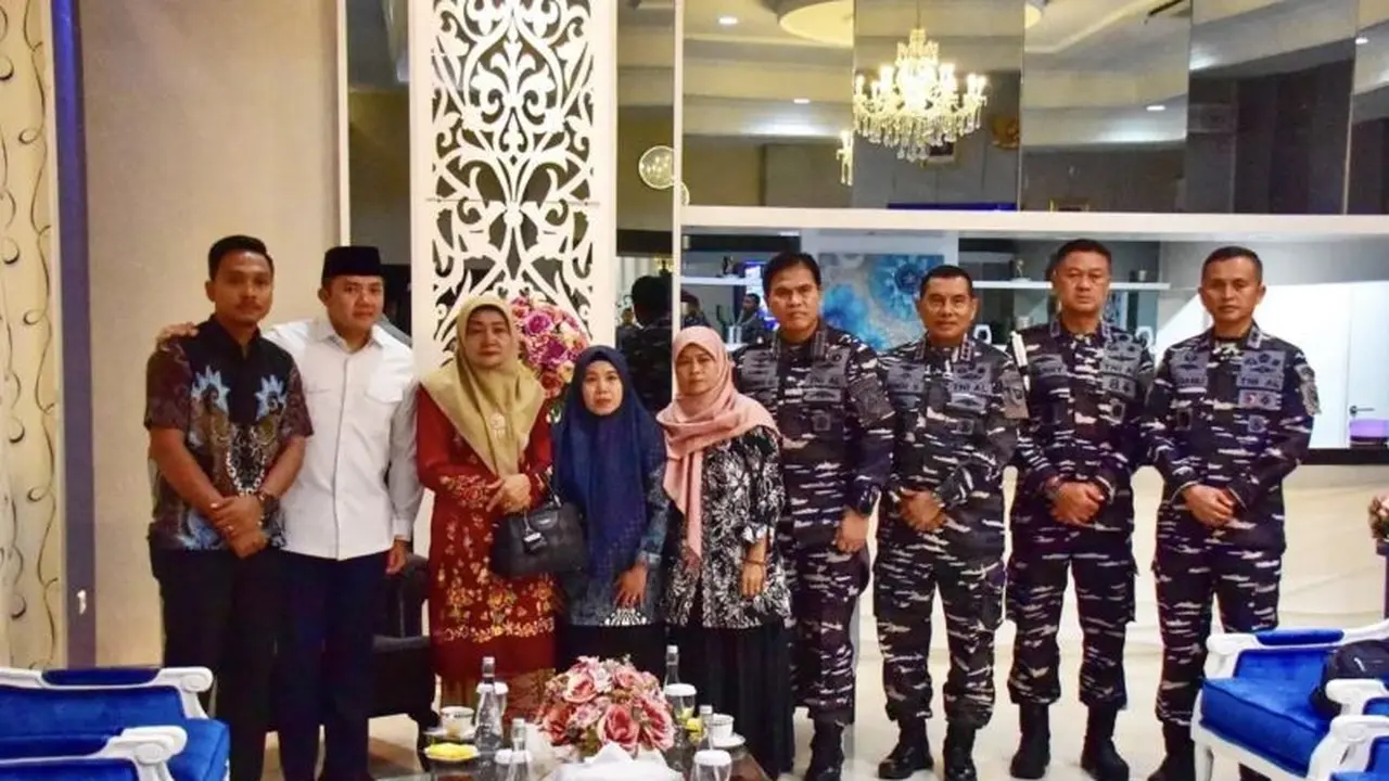 Sekretaris Kabinet (Seskab) Teddy Indra Wijaya (dua kiri) dan Kepala Staf TNI Angkatan Laut (KSAL) Laksamana TNI Muhammad Ali (empat kanan) menyerahkan santunan dari Presiden Prabowo Subianto kepada keluarga prajurit TNI yang gugur dalam tugas menjelang H