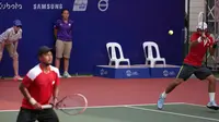 Ganda putra tenis Indonesia Sunu Wahyu Trijati/Christoper Rungkat kalah dari pasangan Thailand di final tenis beregu putra SEA Games 2015 Singapura (Liputan6.com/Helmi Fithriansyah)