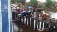 Mencekam, Mobil Masuk Lambung Kapal dengan Papan Tipis