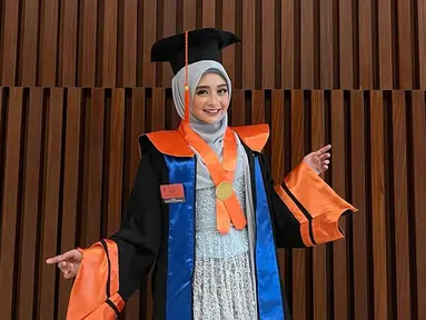 Sama seperti mahasiswa yang sudah lulus, Ega Noviantika tentunya bangga memakai toga dan jubah wisuda. Tak hanya keluarga dan sahabat, beberapa netizen juga turut bangga atas pencapain Ega Noviantika. Perjuangan kuliah sambil asuh anak tidaklah mudah, namun Ega mampu menyelesaikannya. Penuh lika-liku, kebahagiaan terpancar jelas di wajah Ega yang resmi wisuda. (Liputan6.com/IG/@eganoviantika_98)