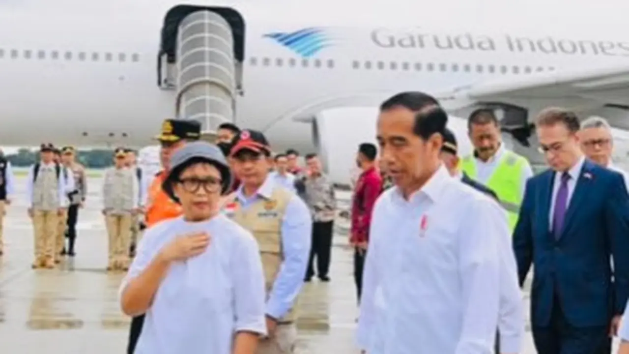 Gaya Asik Menlu Retno Marsudi Dampingi Presiden Jokowi dengan Sneakers Belang, Warganet Minta Spill Harganya