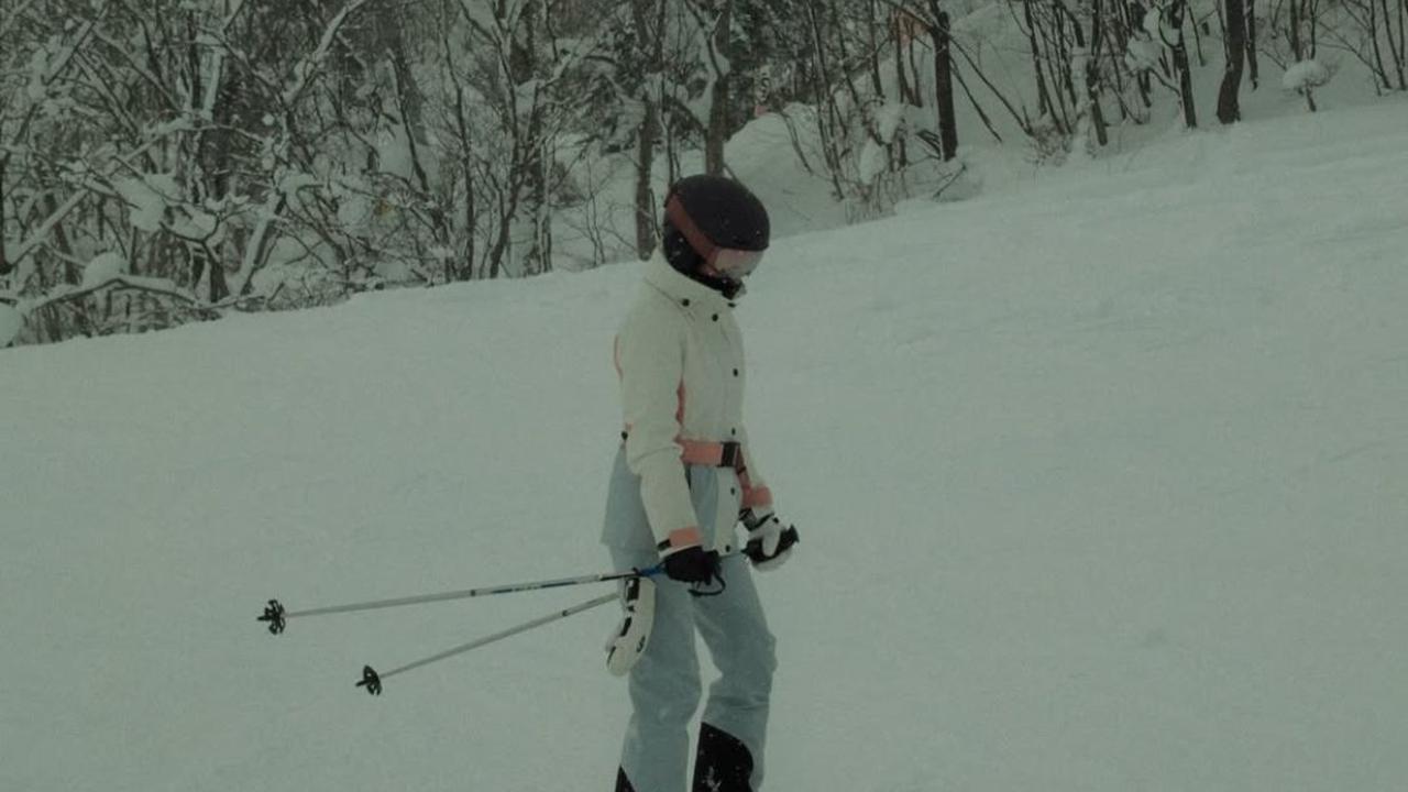 7 Potret Cantik dan Berani! Azizah Salsha Coba Ski Perdana di Niseko, Tampil Memukau Meski Terjatuh