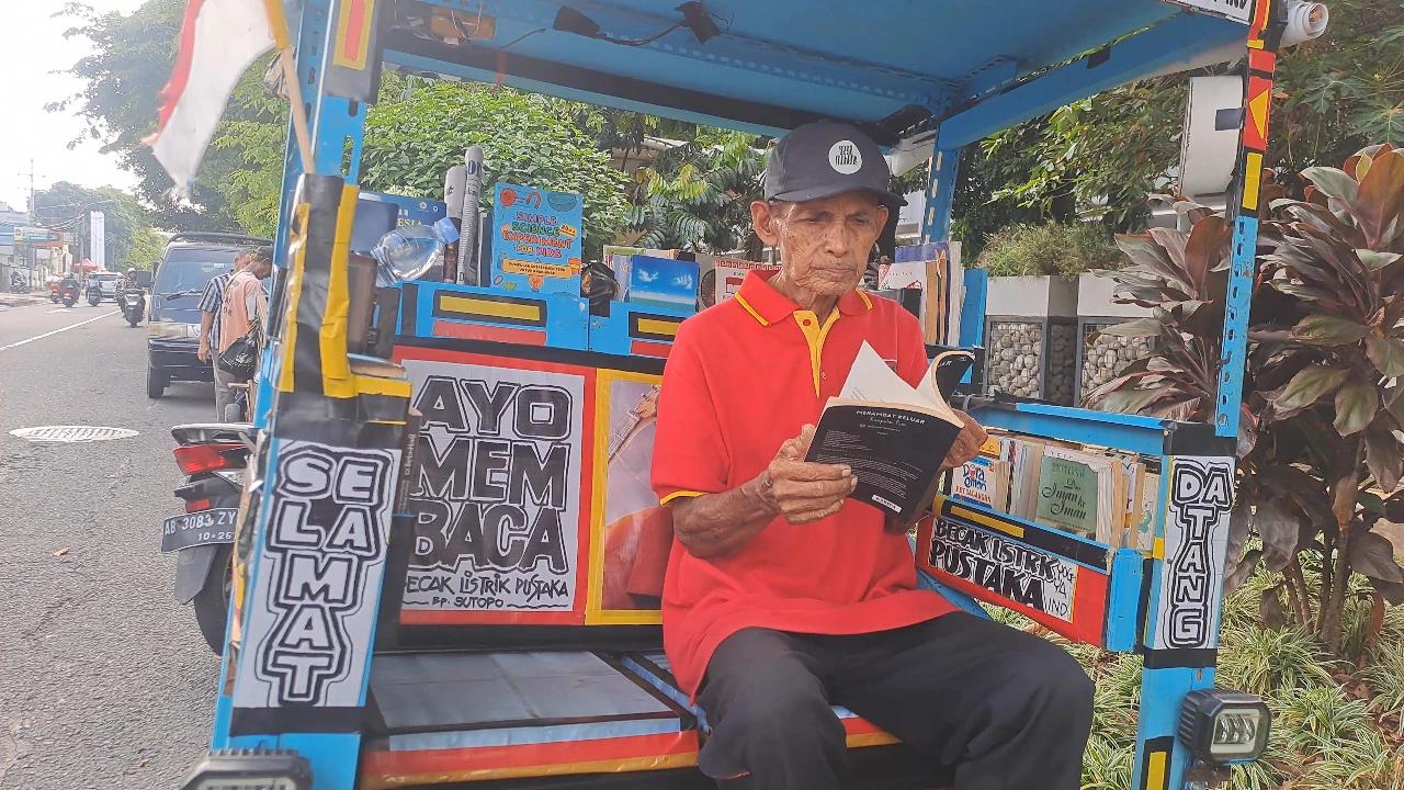 Kisah Mbah Sutopo, Pensiunan TNI Jadi Penarik Becak Getol Sebarkan Virus Membaca ke Anak Muda